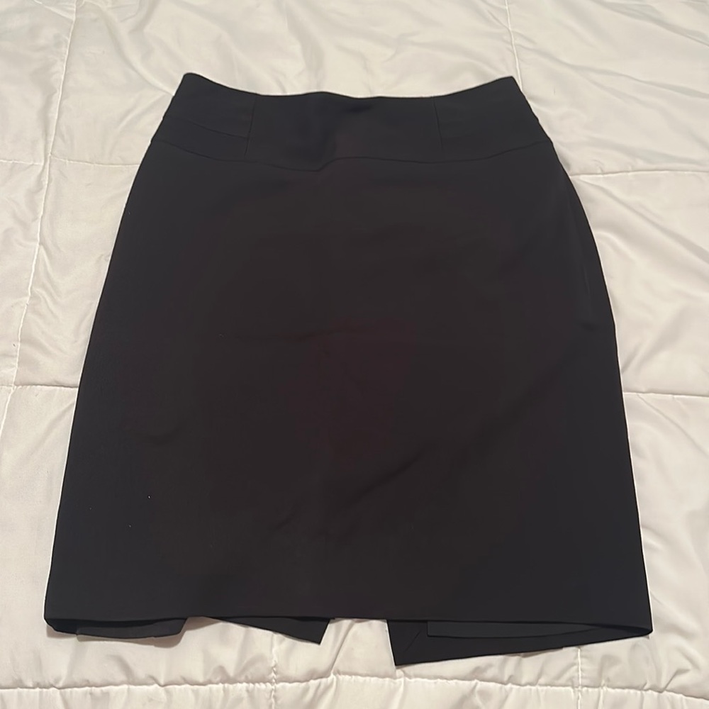 THE LIMITED. Black Pencil Skirt. Size 8. New Condition.